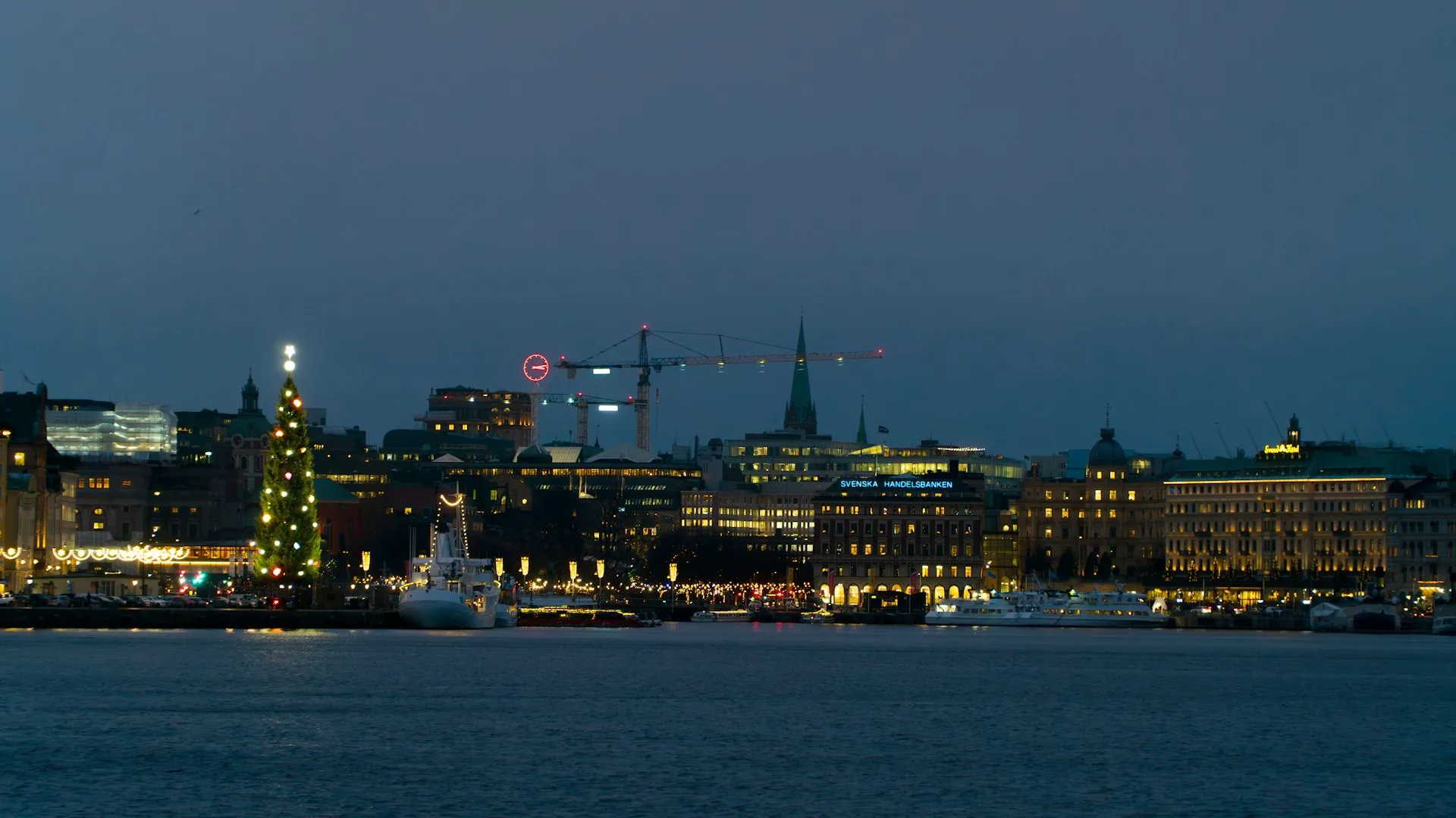 Stockholms innerstad i vinterskymning, sedd över vattnet